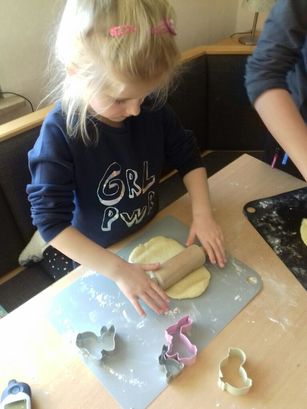 Hier seht ihr Mia beim Backen